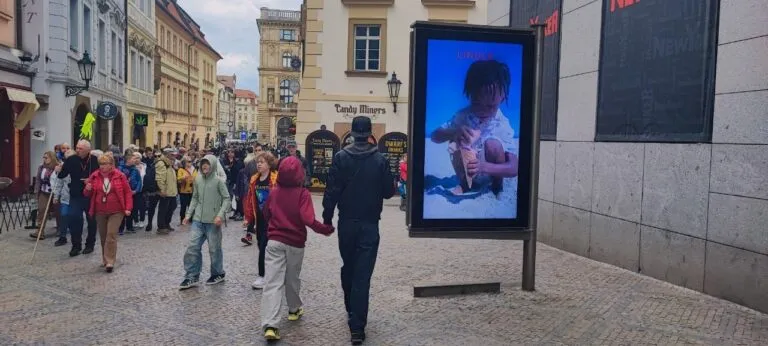 Тут цікава DOOH реклама, зупиніться на 5 секунд!